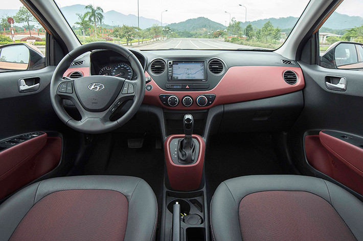 Với việc Hyundai Grand i10 được đưa vào lắp ráp ở Việt Nam, cuộc chiến giữa hai mẫu xe nhỏ này được cho là sẽ trở nên khốc liệt hơn trong thời gian tới. Với Kia Morning, dòng xe này sẽ dựa vào lợi thế mức giá rẻ hơn đối thủ. Trong khi đó, Hyundai Grand i10 lại mang đến cho người dùng nhiều lựa chọn về kiểu dáng hơn, gồm cả sedan lẫn hatchback.