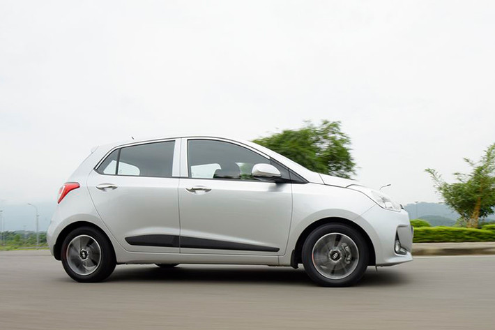 Hyundai Grand i10 được Hyundai Thành Công phân phối với 9 phiên bản sedan & hatchback cùng 6 lựa chọn màu sắc: Trắng, Cam, Bạc, Đỏ, Vàng cát, Xanh dương. Xe được hưởng chế độ bảo hành 3 năm hoặc 100.000km tùy điều kiện nào đến trước. Xe có giá bán lẻ khuyến nghị từ 340 triệu đồng (đã bao gồm thuế GTGT).