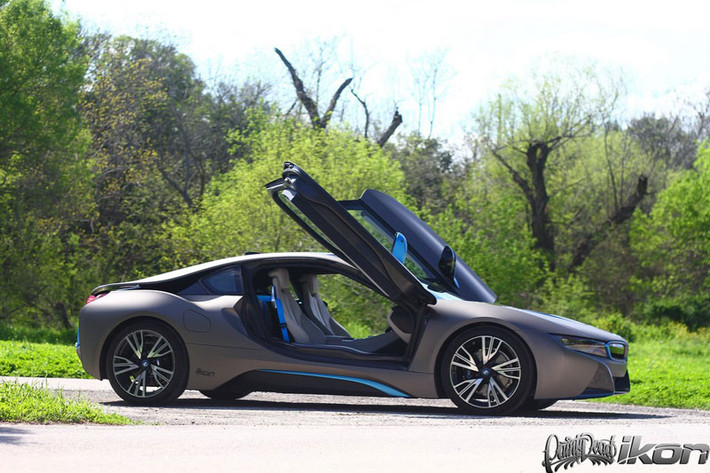 BMW i8 sở hữu sức mạnh 362 mã lực và 570 Nm đến từ mô tơ điện và động cơ xăng 1.5 lít tăng áp. Nhờ trọng lượng nhẹ và hệ dẫn động 4 bánh, xe chỉ mất 4.4 giây để đạt 100 km/h.