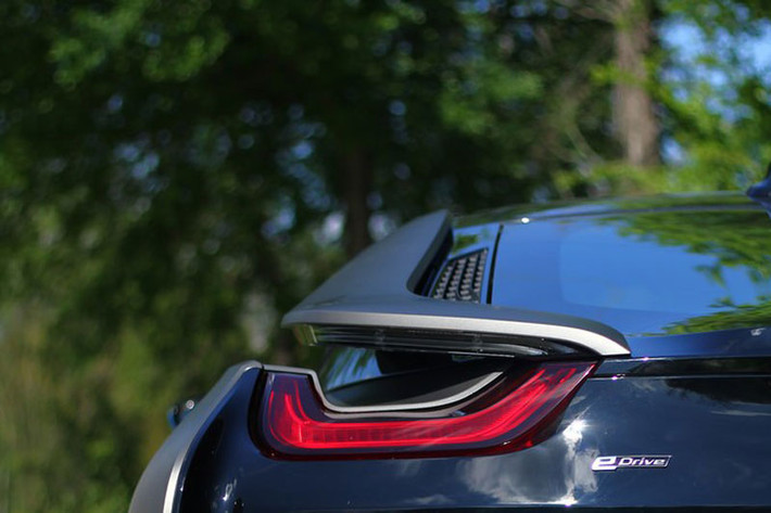 Điều đó có nghĩa là sẽ càng có nhiều chiếc BMW i8 lăn bánh trên đường.