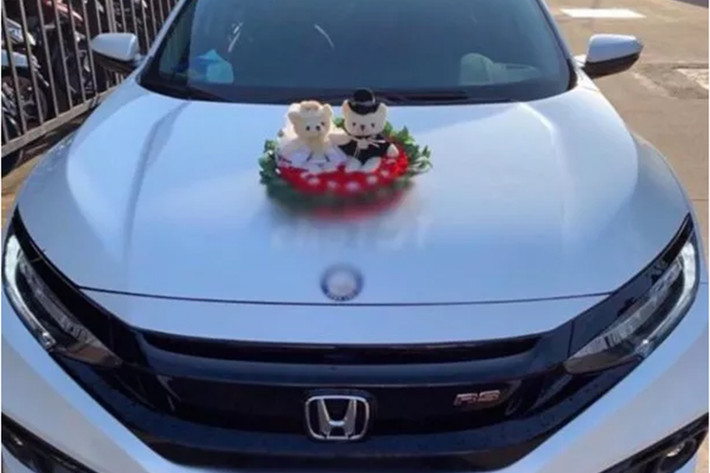 Honda Civic RS 2019 mới tại Việt Nam là phiên bản cao cấp nhất của dòng xe này, đồng thời thay thế phiên bản Civic 1.5L turbo. Hiện tại, Civic RS 2019 có giá niêm yết ở mức 929 triệu đồng (đã bao gồm VAT), tuy nhiên mức giá lăn bánh ở TP HCM có thể lên đến 1,050 tỷ đồng đã bao gồm các chi phí như: trước bạ 10% (92,9 triệu), bảo hiểm vật chất (trên 10 triệu đồng), phí đường bộ, phí biển số (khoảng 11 triệu đồng),...