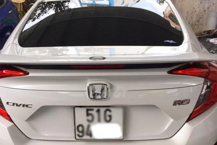 Hiện chưa rõ lý do khiến chủ nhân quyết định rao bán Civic RS khi còn rất mới như vậy. Về Chiếc Honda Civic RS giá rẻ này, cái tên “RS” đứng bên cạnh Civic là chữ viết tắt của từ Road Sailing mà Honda đặt cho chiếc sedan hạng C của mình, so với hai phiên bản còn lại, Civic RS mang phong cách thiết kế thể thao nổi bật hơn và nó là một trong những lựa chọn thể thao nhất trong phân khúc ở thời điểm hiện tại.