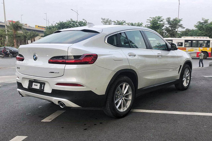 Tại thị trường quốc tế, BMW X4 hoàn toàn mới có 3 tuỳ chọn động cơ xăng và 4 lựa chọn động cơ dầu. Tất cả tuỳ chọn đều được trang bị hộp số tự động 8 cấp Steptronic và hệ dẫn động 4 bánh tiêu chuẩn. Ngoài ra, các model này cũng theo 3 phong cách khác nhau là xLine, M Sport và M Sport X. Giá xe BMW X4 2019 tại Mỹ từ 50.450 USD (khoảng 1,13 tỷ đồng ) và 60.450 USD (tương đương 1,36 tỷ đồng).