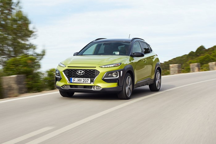 Hyundai Kona được hãng xe Hàn Quốc trang bị nhiều tùy chọn động cơ khác nhau, gồm: động cơ tăng áp 3 xi-lanh, dung tích 1.0 lít, cho công suất 118 mã lực cùng mô-men xoắn 172 Nm và động cơ diesel 1.6 lít. Tiếp đến là động cơ MPI Atkinson dung tích 2.0 lít, sản sinh công suất 147 mã lực và mô-men xoắn cực đại 179 Nm, đi kèm là hộp số tự động 6 cấp.