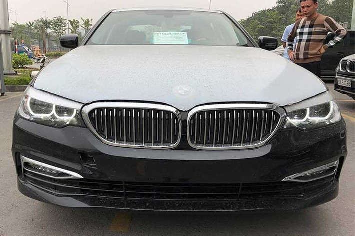 BMW 5-Series 2017 hiện đã có mặt tại một số thị trường Đông Nam Á như Malaysia, Thái Lan, … Tại Việt Nam, do một số vấn đề về bê bối gian lận giấy tờ nhập khẩu của Euro Auto trong thời gian vừa qua, chính vì vậy nên phiên bản này đành phải lỡ hẹn với người tiêu dùng.