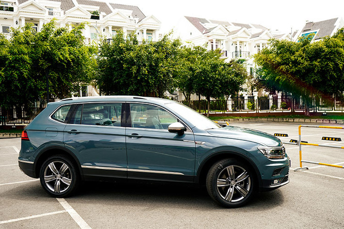 Volkswagen Tiguan Allspace Luxury 2019 mới sở hữu chiều dài tổng 4,7m, hơn bản Tiguan hiện tại 26,8cm, phần đầu xe từ trục bánh xe trước đến hết cản trước được thiết kế khí động học hơn ngắn hơn bản thường 2,9cm, tạo chỗ ngồi rộng rãi cho hàng ghế thứ 2 và thứ 3. Chiều dài 4,7m cũng khiến nó trở thành chiếc xe rộng hơn nhiều so với các xe 5+2.