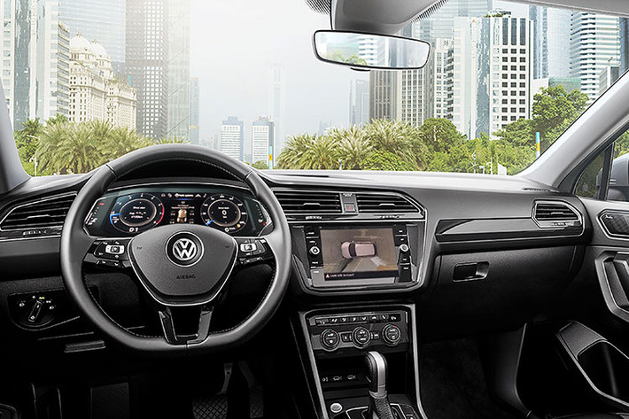 Trên phiên bản mới này - Tiguan Allspace Luxury được bổ sung một số công nghệ hiện đại hơn so với bản thường. Đầu tiên, đồng hồ kim có phần truyền thống đằng sau vô lăng sẽ được thay thế bằng màn hình kỹ thuật số kích cỡ 12,3 inch cho độ phân giải chất lượng 1.440 x 540 pixel, hiển thị đầy đủ thông tin.