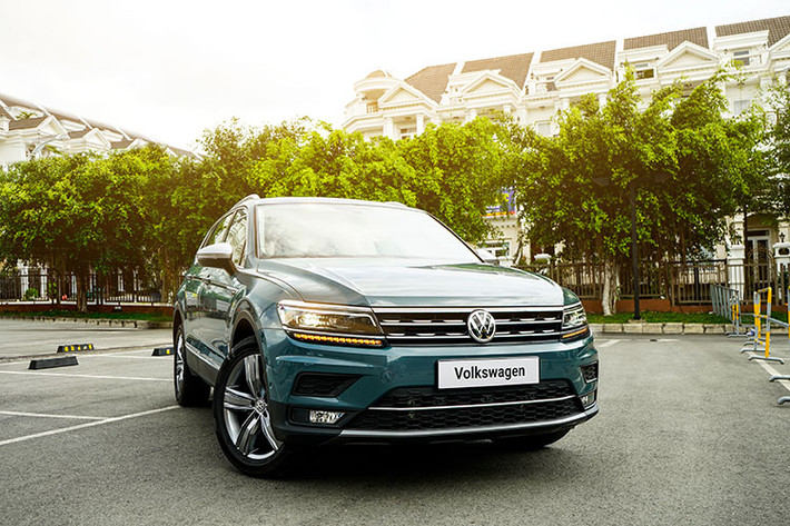 Nhằm tăng thêm sức cạnh tranh cùng đối thủ Mercedes-Benz GLC cũng như đem đến cho khách hàng một sản phẩm cao cấp hơn, Volkswagen Việt Nam mới đây đã giới thiệu phiên bản Luxury mới của mẫu SUV 7 chỗ chủ lực Tiguan Allspace. Về tổng thể thiết kế ngoại thất, mẫu xe Volkswagen Tiguan Allspace Luxury mới không có gì thay đổi so với trước.
