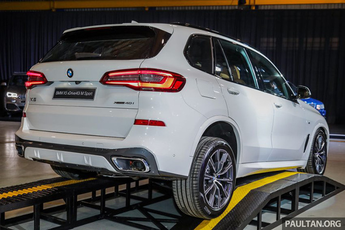 Để tăng khả năng vận hành, BMW cung cấp gói tùy chọn nâng cấp Offroad Package cho X5, hệ thống tự động can thiệp vào sức kéo ở 4 bánh, hộp số, nâng hạ khoảng sáng gầm xe nhằm tăng cường khả năng vận hành với 4 chế độ lái khác nhau thông qua nút bấm bên trong cabin xe.