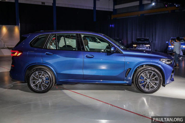 Về thiết kế, BMW X5 2019 mới sở hữu kích thước D x R x C lần lượt là: 4.922 x 2.004 x 1.745mm và chiều dài cơ sở 2.975mm; so với thế hệ trước (F15) xe dài hơn 36mm, rộng hơn 66mm, cao hơn 19mm và chiều dài cơ sở tăng 42mm. Nhờ đó, không gian nội thất và hàng ghế thứ 3 đã được cải thiện hơn so với trước đây.