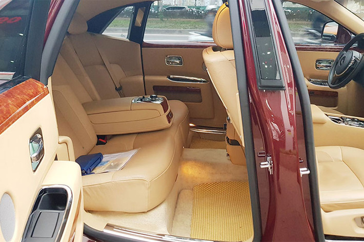 Roll-Royce Ghost sở hữu khối động cơ 6,6 lít V12 tăng áp, công suất 563 mã lực và mô-men xoắn 780 Nm ở ngay vòng tua máy 1.500 vòng/phút. Sức trẻ, thể thao của Ghost sẽ phù hợp với những khách hàng trẻ trung, đẳng cấp nhưng không kém phần mạnh mẽ trong tính cách.