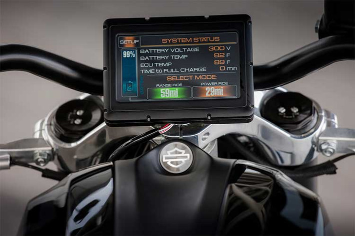 Điểm đặc biệt trên mẫu môtô điện nhà Harley-Davidson là hai gương hậu được đặt dưới tay lái và tích hợp luôn đèn báo rẽ, toàn bộ hệ thống đèn trên xe sử dụng công nghệ bóng LED giúp tiết kiệm điện năng và cho hiệu quả chiếu sáng cao hơn.