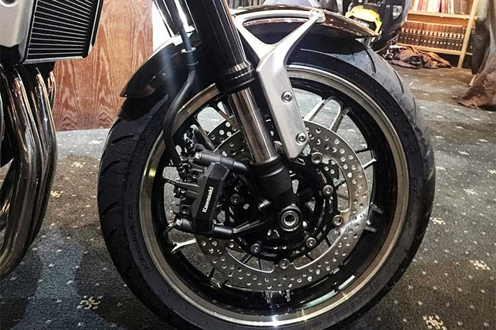 Kawasaki Z900 RS được trang bị cặp phuộc trước upside down và phuộc monoshock sau cùng với khung gầm thể thao và thiết bị hiện đại như phanh ABS trước/sau tương tự như "đàn anh" Z900. Tuy nhiên với ghi đông cao, yên xe thấp,... chiếc xe mang lại tư thế ngồi thoải mái và dễ làm chủ xe hơn.