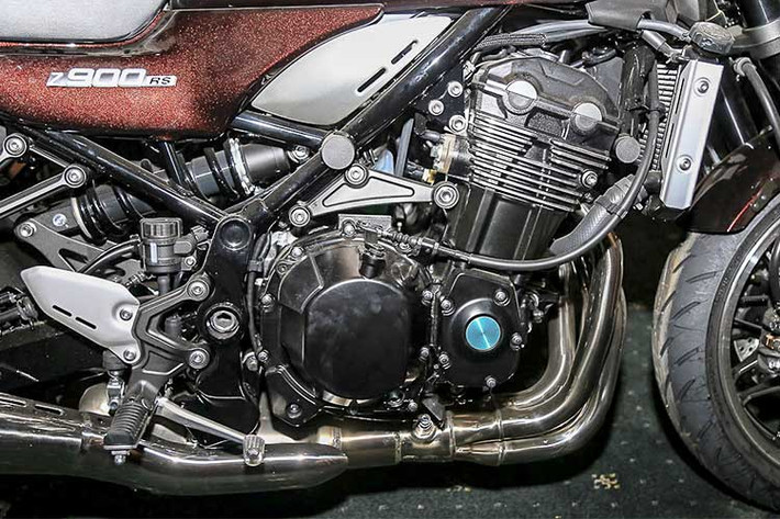 Kawasaki Z900 RS vẫn sử dụng khối động cơ DOHC, 4 xy-lanh, làm mát bằng dung dịch. Tuy nhiên, các kỹ sư Nhật đã tinh chỉnh mạnh hơn so với bản tiêu chuẩn, công suất động cơ sản sinh tối đa đạt 82kW tại 8.500rpm, mô-men xoắn cực đại 98.5Nm tại 6.500rpm, đi kèm là hộp số 06 cấp cùng ly hợp kép ướt.