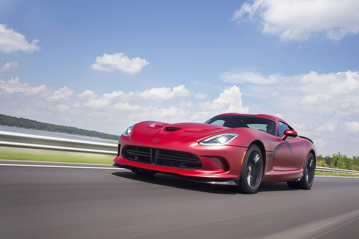 Dodge Viper không chỉ đẹp mã mà còn sở hữu sức mạnh khủng khiếp đến từ bên trong.