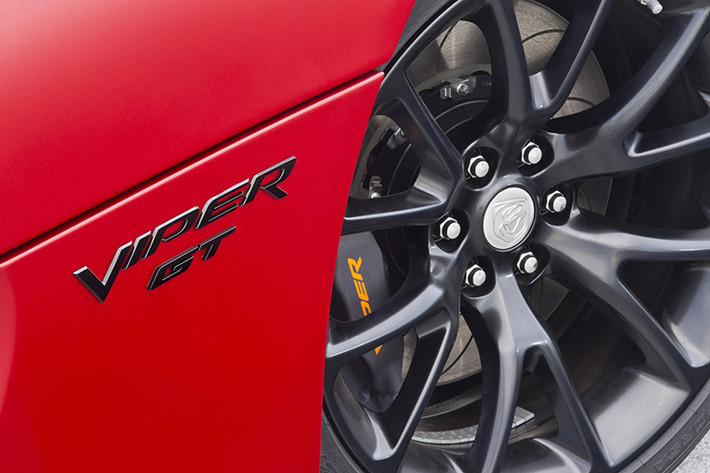 Siêu xe Dodge Viper SRT 2015 sở hữu bộ mâm 6 chấu kép, logo nổi Viper GT hiển thị trên một số chi tiết của xe.