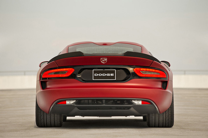 Dodge đã thể hiện màu sơn đỏ mờ tuyệt đẹp trên “Siêu rắn” và nó kết hợp hoàn hảo với các chi tiết bằng sợi các-bon.