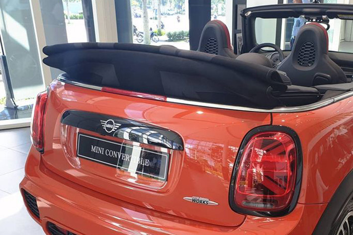 Cũng giống như bao mẫu MINI thời gian gần đây, Convertible JCW cũng có thiết kế cụm đèn hậu kiểu Union Jack với đèn xi-nhan nhỏ gọn hiển thị ngang, đèn phanh hiển thị dạng đứng và đèn đuôi dạng chéo tạo nên tổng thể hình lá cờ Anh vô cùng độc đáo. Xe sử dụng bộ mui mềm che chắn, màu đen tương phản với thân xe.