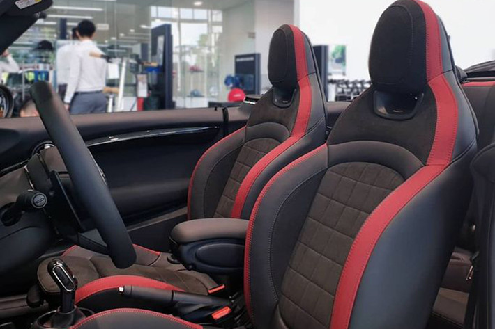 Về truyền động, mẫu xe MINI Convertible JCW 2019 mới sẽ sử dụng khối động cơ 2.0L với 2 bộ tăng áp cho ra công suất tối đa 228 mã lực và mô-men xoắn 320 Nm. Đi kèm với đó là hộp số tự động 8 cấp cùng khả năng tăng tốc từ 0 -96 km/h vô cùng ấn tượng, chỉ 6,6 giây.