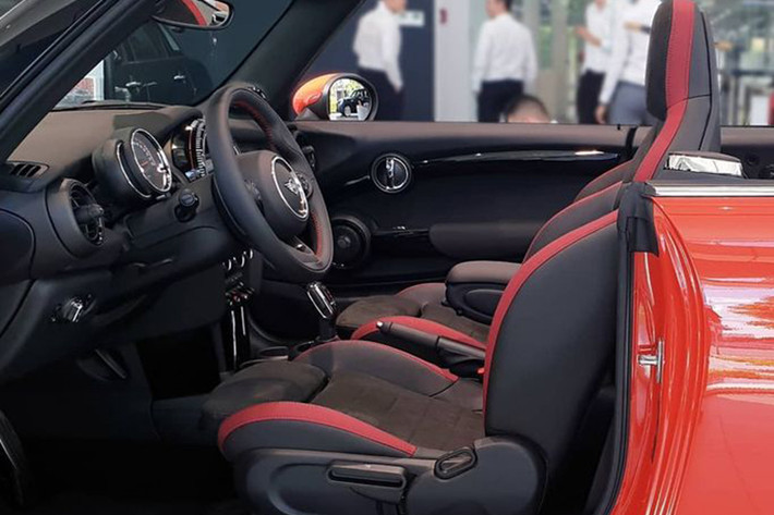 Không gian nội thất của chiếc MINI Convertible JCW đầu tiên tại Việt Nam lấy điểm nhấn là sự pha trộn giữa 2 tông màu đỏ - đen vô cùng ấn tượng. Ngoài ra, về thiết kế và trang bị bên trong khoang cabin của Convertible JCW không có sự thay đổi nào so với "người anh em" John Cooper Works.
