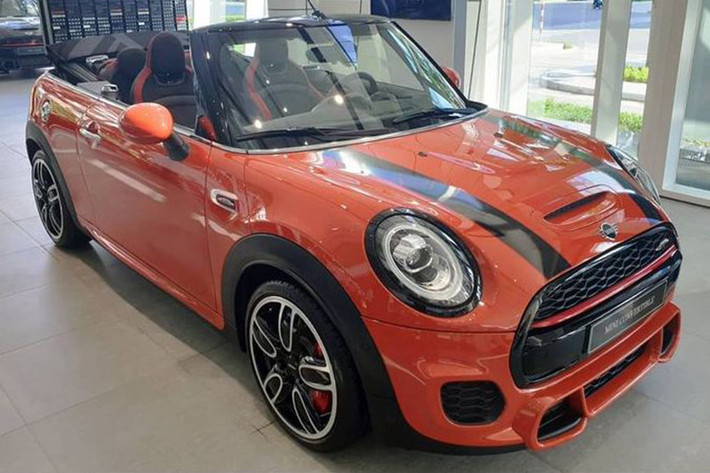 Mới đây, đại lý THACO MINI ở TP HCM đã nhập khẩu về chiếc xe MINI Convertible JCW mới (MINI John Cooper Works phiên bản mui trần) đầu tiên tại Việt Nam. Như vậy, sau phiên bản mui cứng tiêu chuẩn, phiên bản mui trần cũng đã cập bến nước ta dưới dạng nhập khẩu chính hãng.