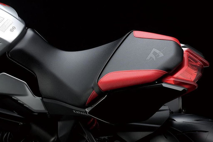 Những dải decal màu đỏ dán trên vành xe, cùng với decal gel chống trượt dán trên bình xăng vân carbon cũng tạo thêm điểm nhấn đặc biệt cho Katana Jindachi. Phần đuôi xe cũng được hoàn thiện tinh xảo hơn với bọc yên hai bên màu đỏ và logo Katana dập nổi trên ghế phụ.