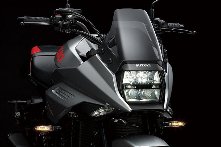 Về thiết kế, ở phần đầu xe Suzuki Katana Jindachi 2019 mang đậm hơi hướng cổ điển với vòm đèn hình chữ nhật vuông vức kèm kính chắn gió dài. Hệ thống đèn chiếu sáng chính dạng Led 2 tầng pha-cos riêng biệt đã góp phần đem đến sự hiện đại cho phần mặt tiền của xe.