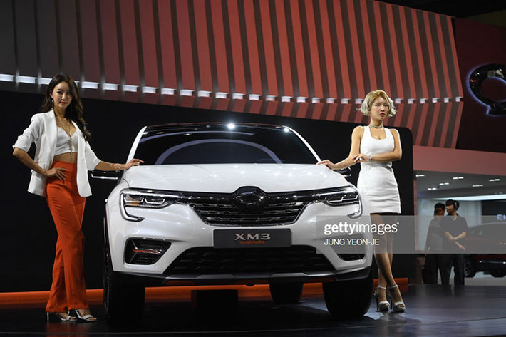 Tương tự "người anh em" Arkana, Renault Samsung XM3 Inspire Concept cũng được trang bị lưới tản nhiệt nối liền với cụm đèn pha. Thêm vào đó là dải đèn LED định vị ban ngày hình chữ C kéo dài từ đèn pha xuống dưới. Đây là đặc điểm nhận dạng đã xuất hiện trên phần lớn những mẫu xe đời mới của Renault ra mắt trong thời gian qua.