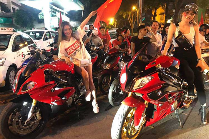 Nhiều xe môtô phân khối lớn đủ các sắc màu cũng xuống phố đi "bão" mừng U23 Việt Nam vào chung kết giải Vô địch U23 châu Á 2018.