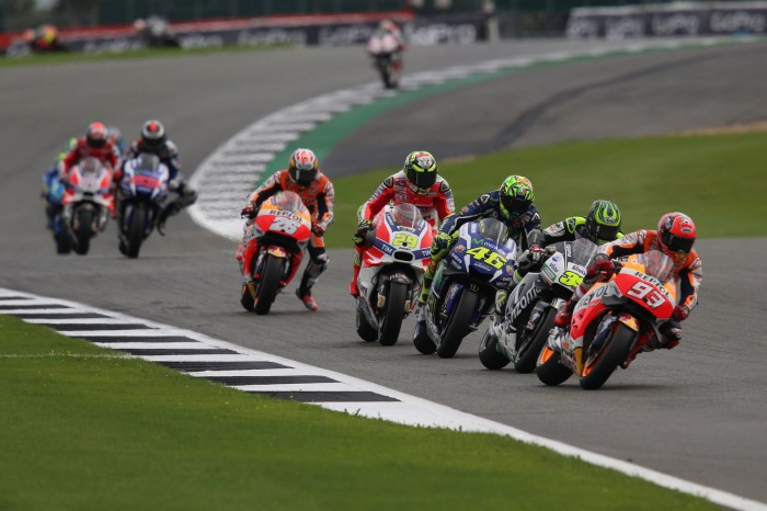 MotoGP Silverstone (26/8): Đường đua Silverstone nằm tại thành phố Northampton, nước Anh. Cùng với Assen, đây là vòng đua MotoGP hấp dẫn và kịch tính, thu hút hàng ngàn người hâm mộ đến xem. Đường đua Silverstone có tổng chiều dài khoảng 5,9 km, với tổng cộng 18 góc cua.