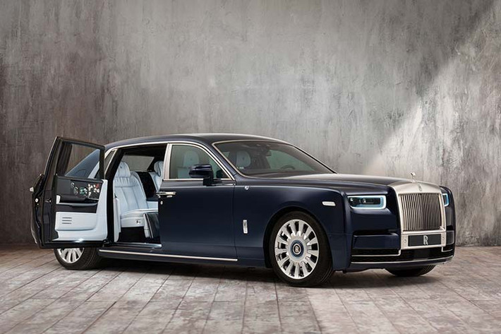 Rolls-Royce là một trong số ít hãng ôtô cho phép khách hàng có thể tuỳ chọn các đường nét thiết kế cũng như chất liệu để đưa ra một chiếc xe có tính cá nhân hoá tới mức cao nhất. Trong quá khứ, hãng xe siêu sang Rolls-Royce đã từng cho ra lò những chiếc xe cá nhân hoá từng làm nức lòng những người mê xe trên toàn thế giới, cả ở Việt Nam.