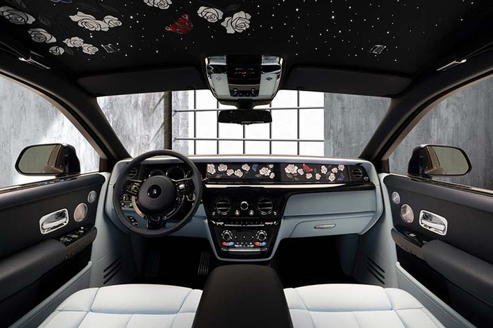 Theo ông Hatherall, vẻ đẹp khi vườn hồng nở rộ chính là khởi nguồn của chiếc xe Rolls-Royce Phantom Rose này. Ông cùng vị khách hàng người Thụy Điển đã cố gắng đem toàn bộ vẻ đẹp tràn đầy sức sống của thiên nhiên đó lên không gian nội thất của chiếc Rolls-Royce Phantom Rose.