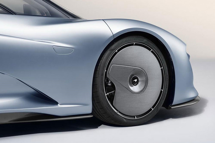 Với hệ truyền động hybrid cầu kỳ, Speedtail có khối lượng 1.430 kg, nặng hơn 147 kg so với 720S nhưng lại nhẹ hơn 20 kg so với P1. Đáng chú ý, hãng siêu xe McLaren còn trang bị camera kỹ thuật số có thể rụt vào bên trong thân vỏ, thay cho gương chiếu hậu truyền thống...
