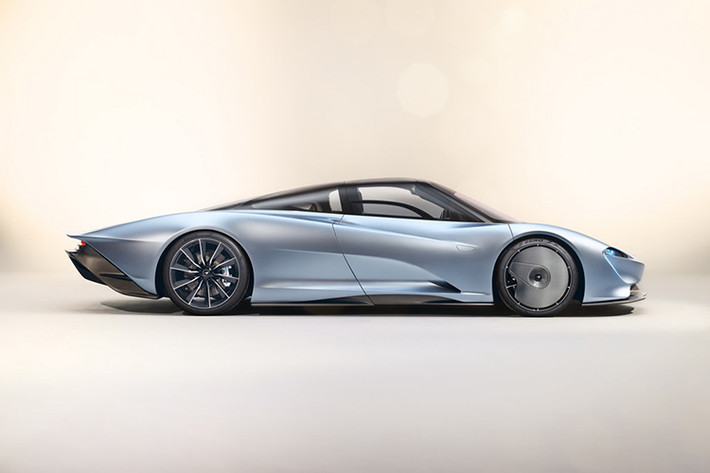 Hypercar mới nhất của McLaren sẽ có sức mạnh lên đến 1.035 mã lực và mô-men xoắn 1.149 Nm từ hệ truyền động hybrid. Trong đó, một động cơ xăng tăng áp kép V8 4.0L sản sinh công suất 746 mã lực và mô-men xoắn 799 Nm. Động cơ điện cho ra thêm 308 mã lực và 347 Nm mô-men xoắn.