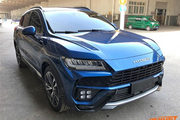Trong những ngày qua, báo chí nước ngoài và Trung Quốc đã liên tục đưa tin về mẫu SUV có tên mã C60 của hãng Huansu Auto. Điều khiến mẫu xe Trung Quốc này trở thành tâm điểm của báo chí chính là thiết kế ngoại thất quá giống với siêu SUV Lamborghini Urus.