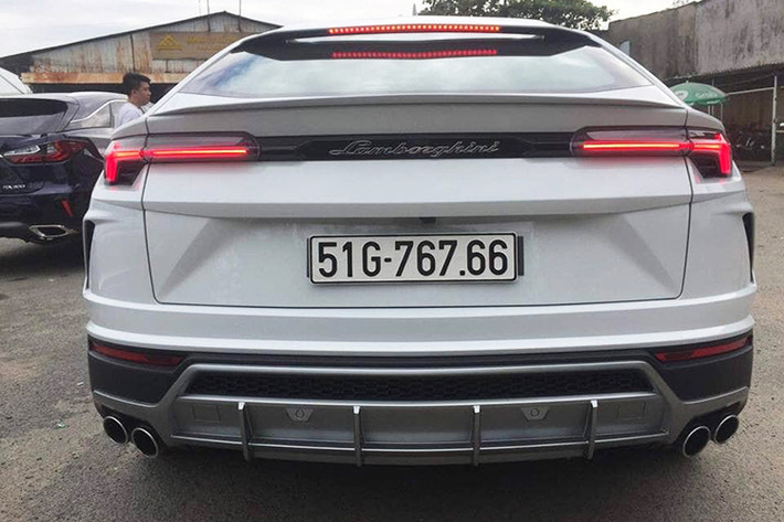 Mức giá lăn bánh cho chiếc siêu SUV Lamborghini Urus đầu tiên tại Việt Nam của đại gia siêu xe Minh Nhựa được đồn đoán không dưới 23 tỷ đồng. Ngoài Lamborghini Urus, Minh Nhựa" cũng đang chờ bàn giao chiếc Range Rover Autobiography đời 2018 đặt mua chính hãng và cả chiếc Mercedes-AMG G63 Edition 1.