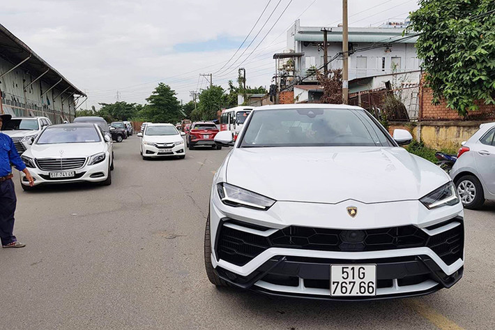 Sau 2 tháng kể từ khi cập bến Việt Nam, siêu SUV Lamborghini Urus của doanh nhân Phạm Trần Nhật Minh hay còn được giới chơi xe gọi với cái tên - Minh Nhựa đã chính thức được đăng kiểm ra biển số để lăn bánh.