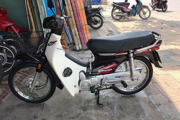 Honda Dream đã trở thành "huyền thoại" trong mắt người Việt từ nhiều năm nay với những phiên bản đầu tiên nhập từ Thái Lan hay Indonesia. Năm 1998, mẫu xe máy Honda Super Dream 100 liên doanh lần đầu tiên được lắp ráp ở Việt Nam và cũng đã được ưa chuộng, với "tuổi đời" cho đến nay đã được 20 năm.