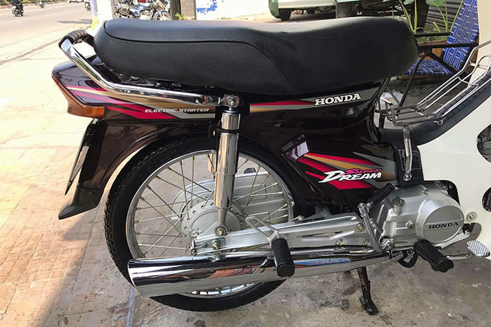 Phía sau, yên của xe có khung bằng nhựa thay vì sắt, với khả năng chống rỉ tốt hơn. Vải bọc yên xe của Super Dream Việt cũng không có những đường vân nổi đặc trưng của Dream Thái, trong khi càng sau, giá để chân và hộp xích của xe được thừa hưởng từ phiên bản Dream "lùn" Thái.