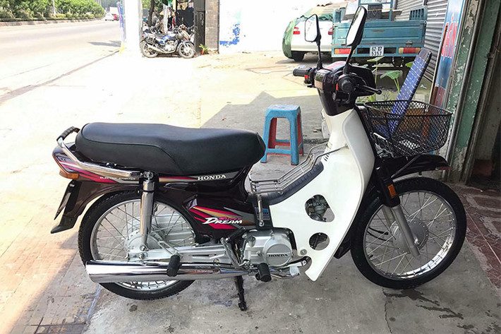 Hiện nay, Honda Super Dream đã bị ngừng sản xuất, tuy nhiên chỉ có những phiên bản đời đầu hoặc 100cc mới được nhiều người tìm mua hơn so với những phiên bản 110cc mới bị "khai tử" thời gian gần đây. Chiếc xe trong bài viết này đang được chủ nhân treo giá tới hơn 200 triệu đồng.
