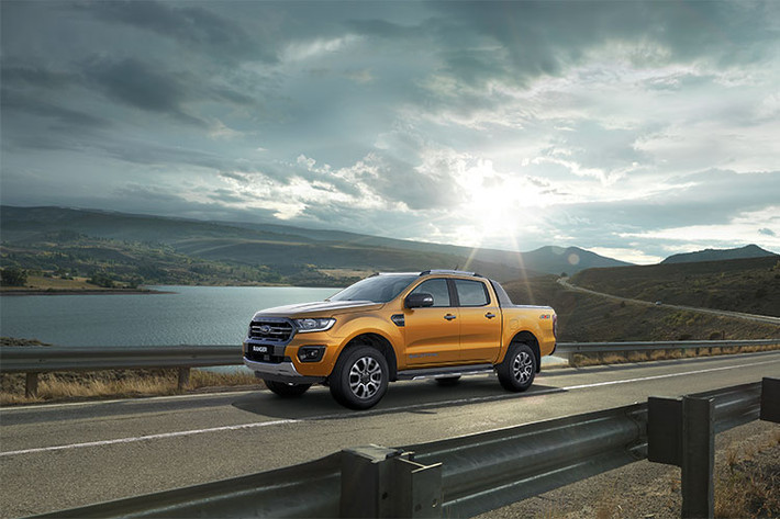 Phiên bản cao cấp nhất Wildtrak 4x4 được trang bị động cơ tăng áp kép 2.0L Bi-Turbo (213PS/500Nm) đi cùng hộp số tự động 10 cấp mới. Phiên bản Wildtrak 4x2 dùng động cơ tăng áp đơn 2.0L Turbo (180PS/420Nm) và hộp số tự động 10 cấp mới. Hệ thống treo của Ranger Mới được nâng cấp cho toàn bộ các phiên bản, giúp giảm rung lắc hay lật, tăng cảm giác êm ái khi lái, kể cả khi load đủ tải.