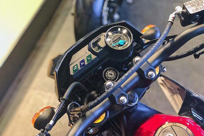 Là một mẫu xe cào cào mang phong cách địa hình, bảng đồng hồ của Kawasaki D-Tracker 150 thiết kế dạng cơ khá đơn giản nhưng vẫn đáp ứng đủ thông tin của xe đến người dùng. Ghi-đông xe đặt tương đối thấp và độ dang tay vừa đủ cho người lái khi di chuyển trên mọi địa hình.