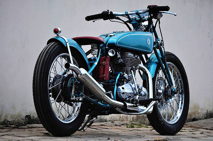 Nằm phía trên hệ thống gắp và phuộc trước của Royal Enfield Classic bobber là ghi-đông rộng ngang, đem tới tư thế ngồi thoải mái cho người lái. Dù mang dáng của một chiếc xe cổ, tuy nhiên Puranam Design vẫn giữ lại đầy đủ các trang bị của một chiếc môtô ngày nay.