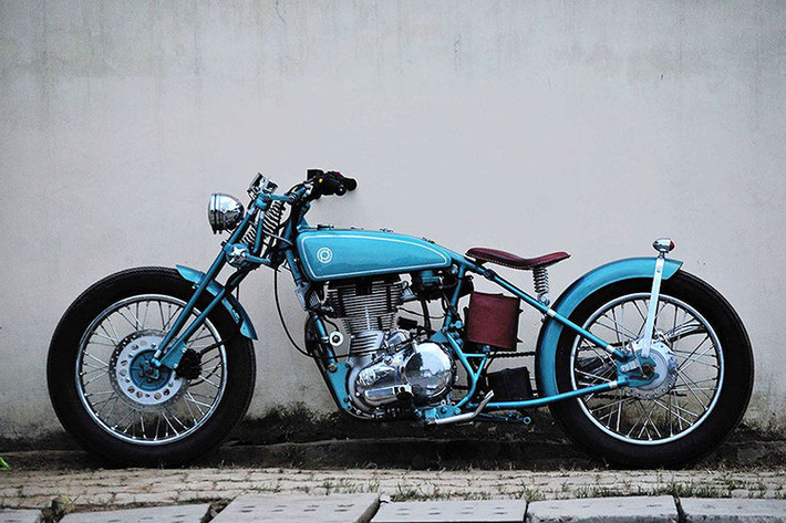 Để làm được điều này, họ đã phải sử dụng một chiếc Royal Enfield Classic mới, sau đó thay đổi hoàn toàn kết cấu cơ bản của chiếc xe, chỉ còn giữ lại động cơ nguyên bản cùng cặp bánh, hệ thống phanh và moay-ơ...