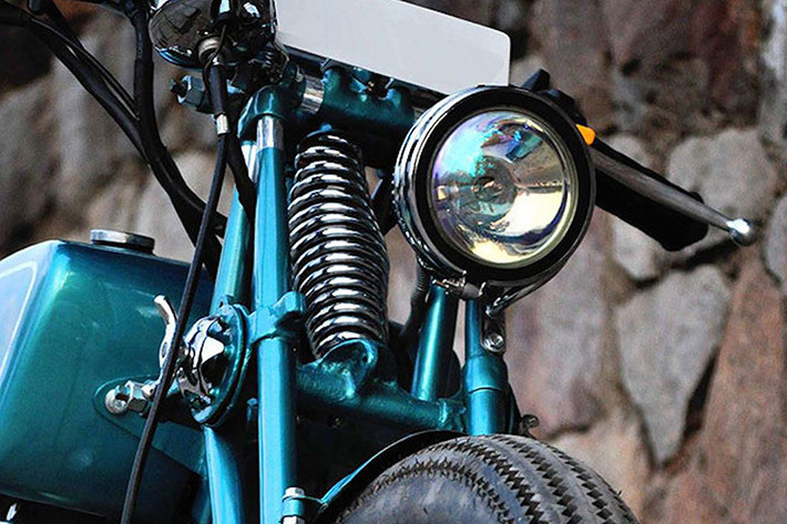 Bắt đầu từ bộ khung, xưởng độ xe Puranam Design đã thiết kế cho Royal Enfield Classic bộ khung mới, với khu vực phía sau tối giản và không còn giảm xóc theo đúng kiểu hardtail. Một bình xăng kép cũng được gò lại và kẹp giữa gióng chính của gương, có hình tam giác dài và góc cạnh tương tự các dòng mô tô cổ trong quá khứ.