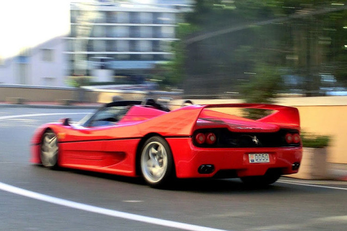 Siêu xe Ferrari F50 này được trang bị động cơ V12, dung tích 4.7 lít, sản sinh công suất tối đa 513 mã lực và mô-men xoắn cực đại 471 Nm. Hộp số tay 6 cấp. Với trọng lượng khô chỉ 1230 kg, F50 có khả năng tăng tốc từ 0-100 km/h chỉ trong 3,7 giây và đạt tốc độ tối đa 325 km/h.