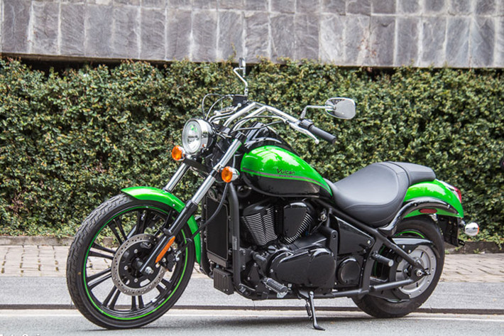 Kawasaki Vulcan 900 Custom phiên bản 2018 vừa chính thức có mặt tại Việt Nam. Theo đó, mẫu xe Cruiser mang thương hiệu Kawasaki vừa được một nhà phân phối tư nhân nhập khẩu trực tiếp từ Mỹ về TP HCM. Đây cũng là những chiếc Vulcan 900 Custom 2018 đầu tiên về nước.