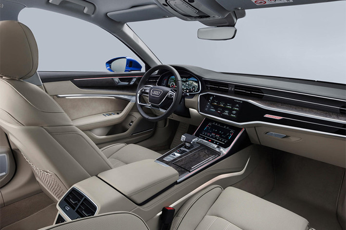 Bên trong khoang nội thất, mẫu xe sang Audi A6 Avant 2019 sở hữu giao diện màn hình cảm ứng kép. Trong đó, hệ thống thông tin giải trí được áp dụng trên màn hình kích thước 10,1 inch, trong khi màn hình 8,6 inch phía dưới có chức năng chính là kiểm soát khí hậu.