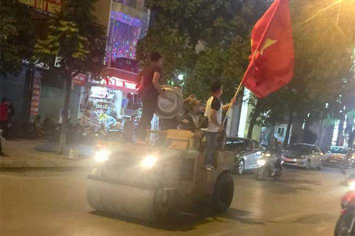Ngoài chiếc xe cứu thương cũng cấp tốc đưa những cổ động viên máu lửa lên phố cổ vũ và ăn mừng cho chiến thắng của đội tuyển U23 Việt Nam. Thậm chí còn cả xe lu cũng xuất hiện trên phố để diễu hành.