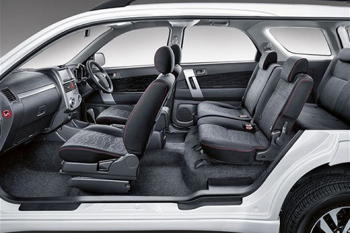 Mẫu xe Toyota Rush 2018 còn được trang bị công nghệ van biến thiên kép Dual VVT-i, cho công suất 104PS và mô-men xoắn 136Nm. Phiên bản Rush G sẽ được trang bị hộp số sàn 5 cấp trong khi bản TRD Sportivo sử dụng hộp số tự động 4 cấp. Tất cả các phiên bản của xe đều sử dụng động cơ xăng và hệ dẫn động cầu sau.